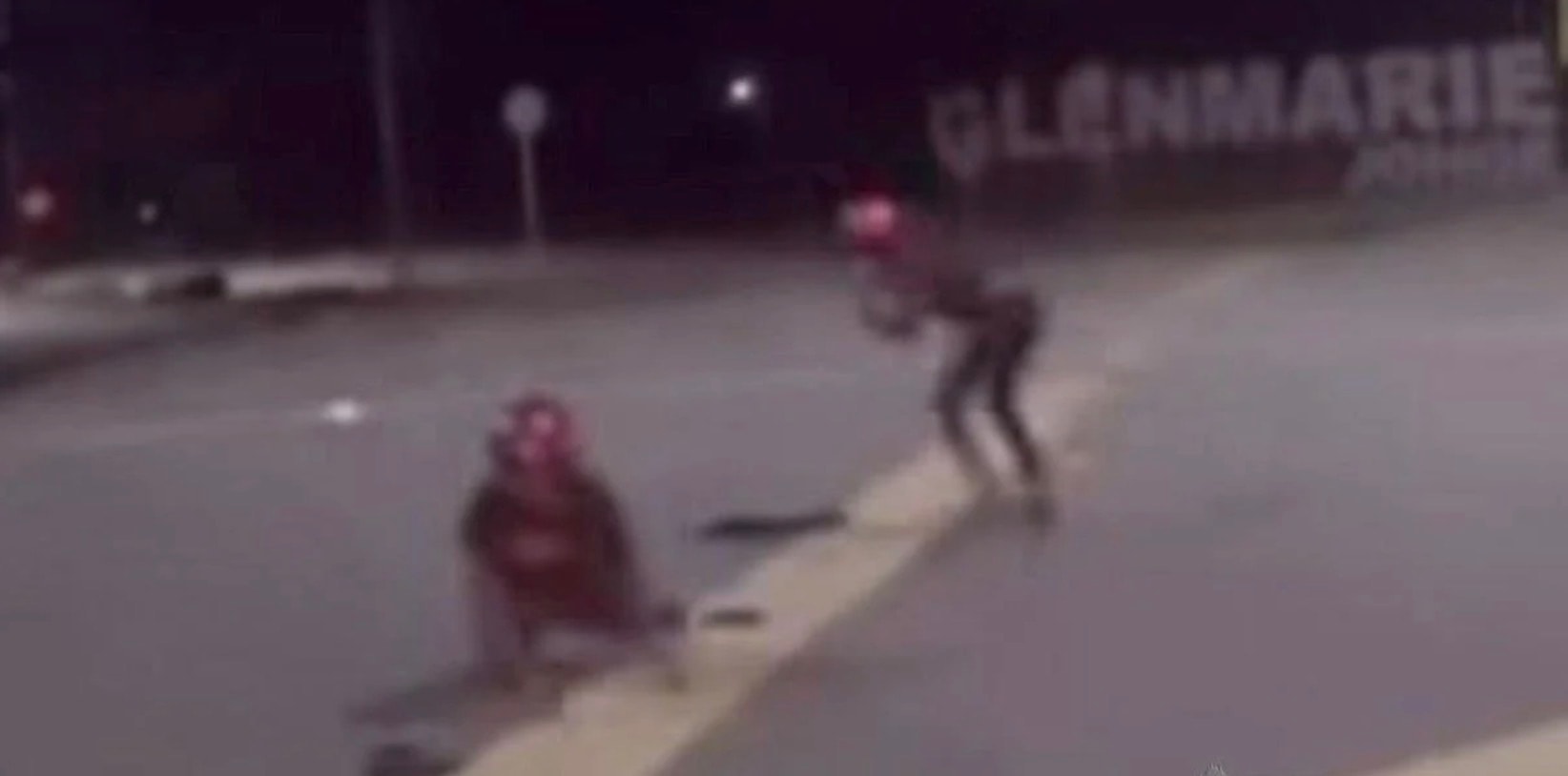 துணிச்சலான காதலர்கள்: மிரட்டிய கொள்ளையர்களைக் காரால் மோதி வீழ்த்திய பரபரப்பு