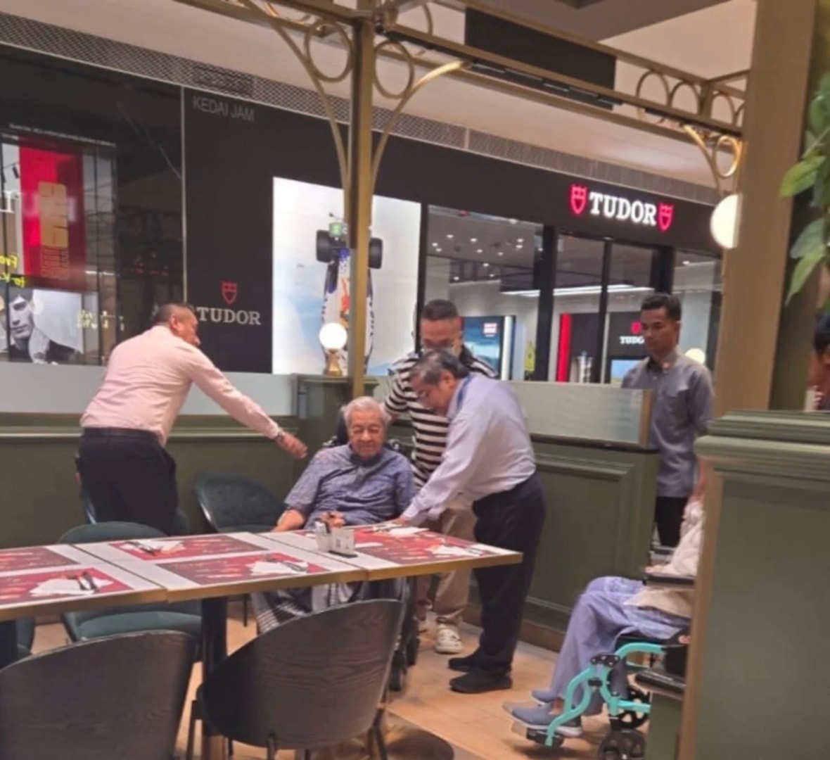 இடுப்பு எலும்பு முறிவுக்குப் பிறகு துன் மகாதீர் முதல் முறையாக பொதுவெளியில் தோற்றம்