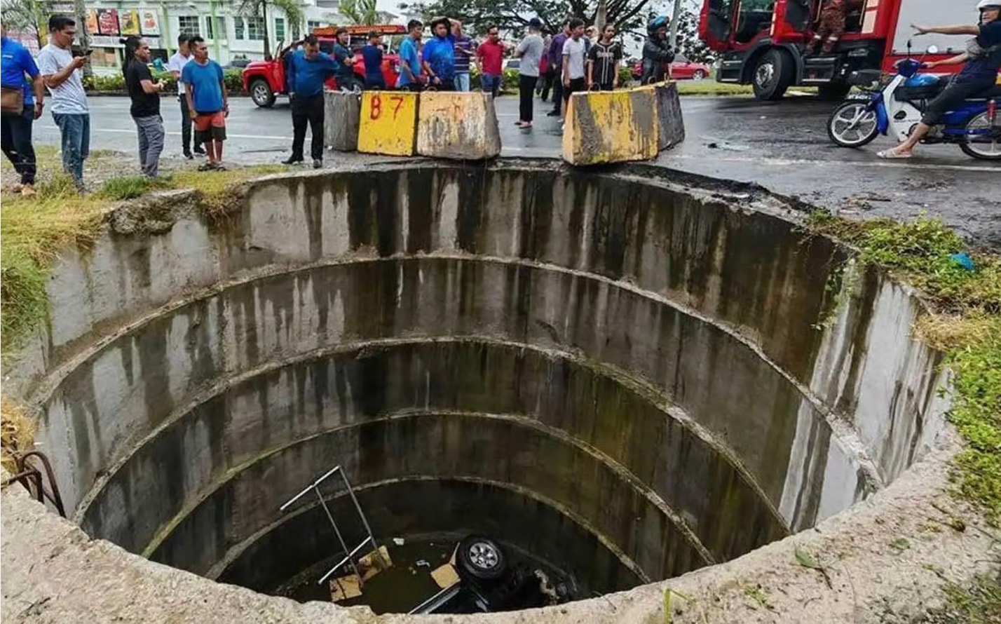 லாஹாட் டத்து: கழிவுநீர்க் குழாய் பள்ளத்தில் பாய்ந்தது பிக்கப் வாகனம் - ஒருவர் பலி; மற்றொருவர் காயம்