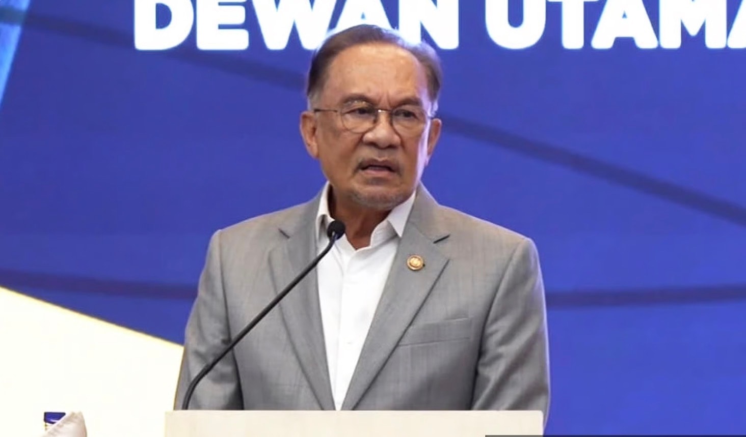 ‘என் பொறுமை எல்லை மீறுகிறது': அதிகாரிகளுக்குப் பிரதமர் அன்வார் கடும் எச்சரிக்கை