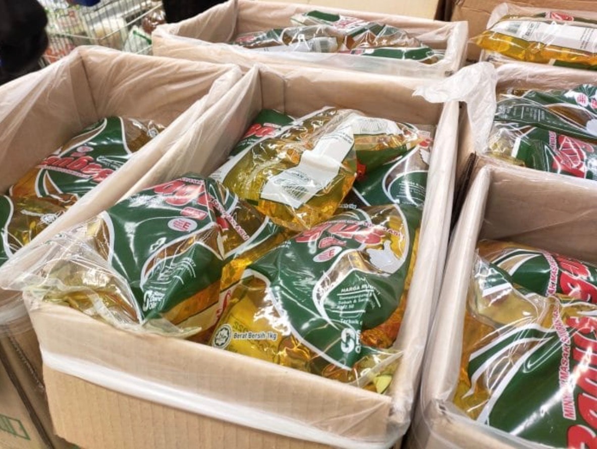 மானிய  சமையல் எண்ணெய் இனி மலேசியர்களுக்கு மட்டுமே! வெளிநாட்டினருக்குத் தடை - மார்ச் 1 முதல் அமல்