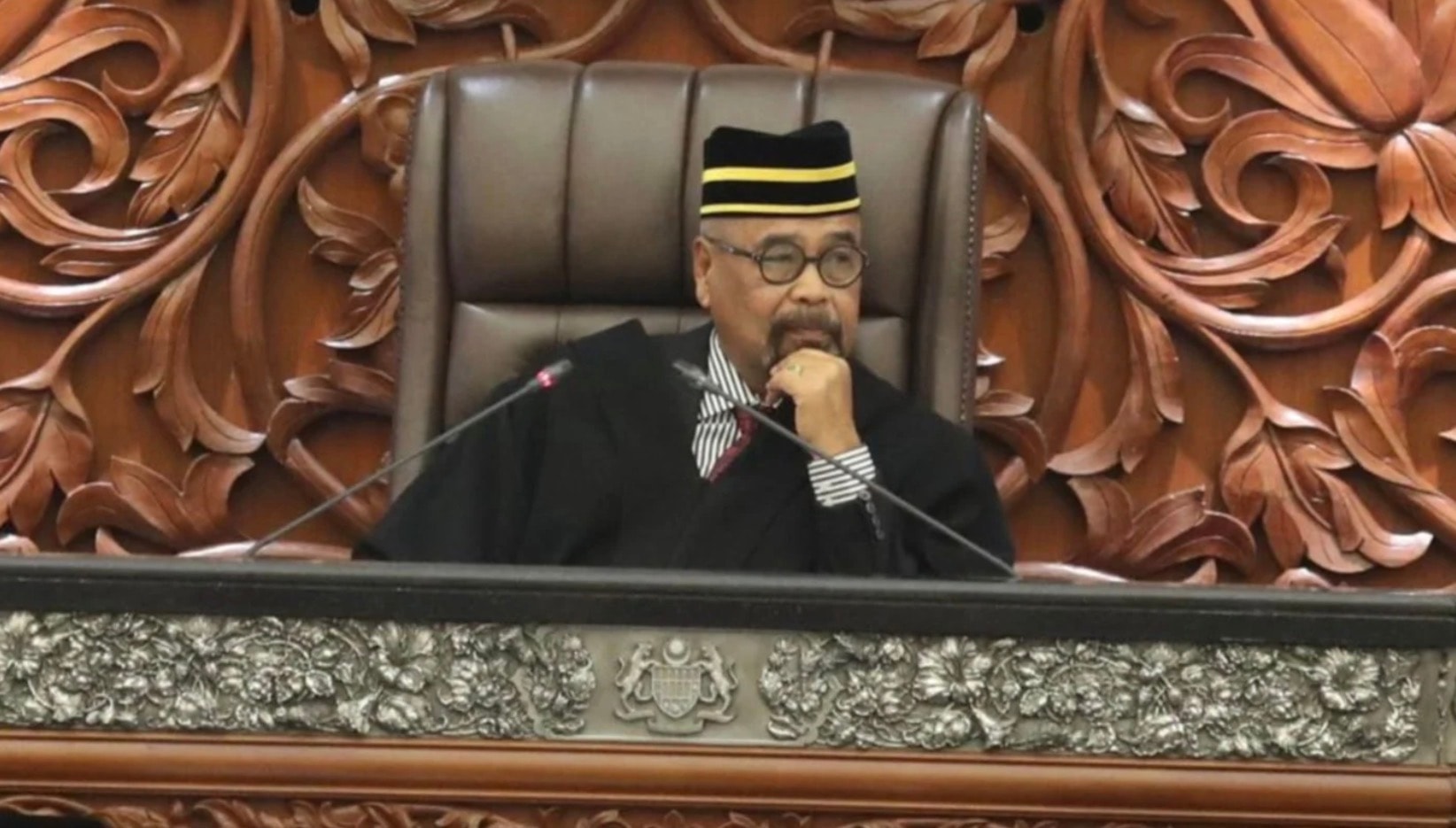 நாடாளுமன்றத்தில் பேசிக் கொண்டிருந்த இரு துணை அமைச்சர்களைக் கண்டித்த துணைச் சபாநாயகர்