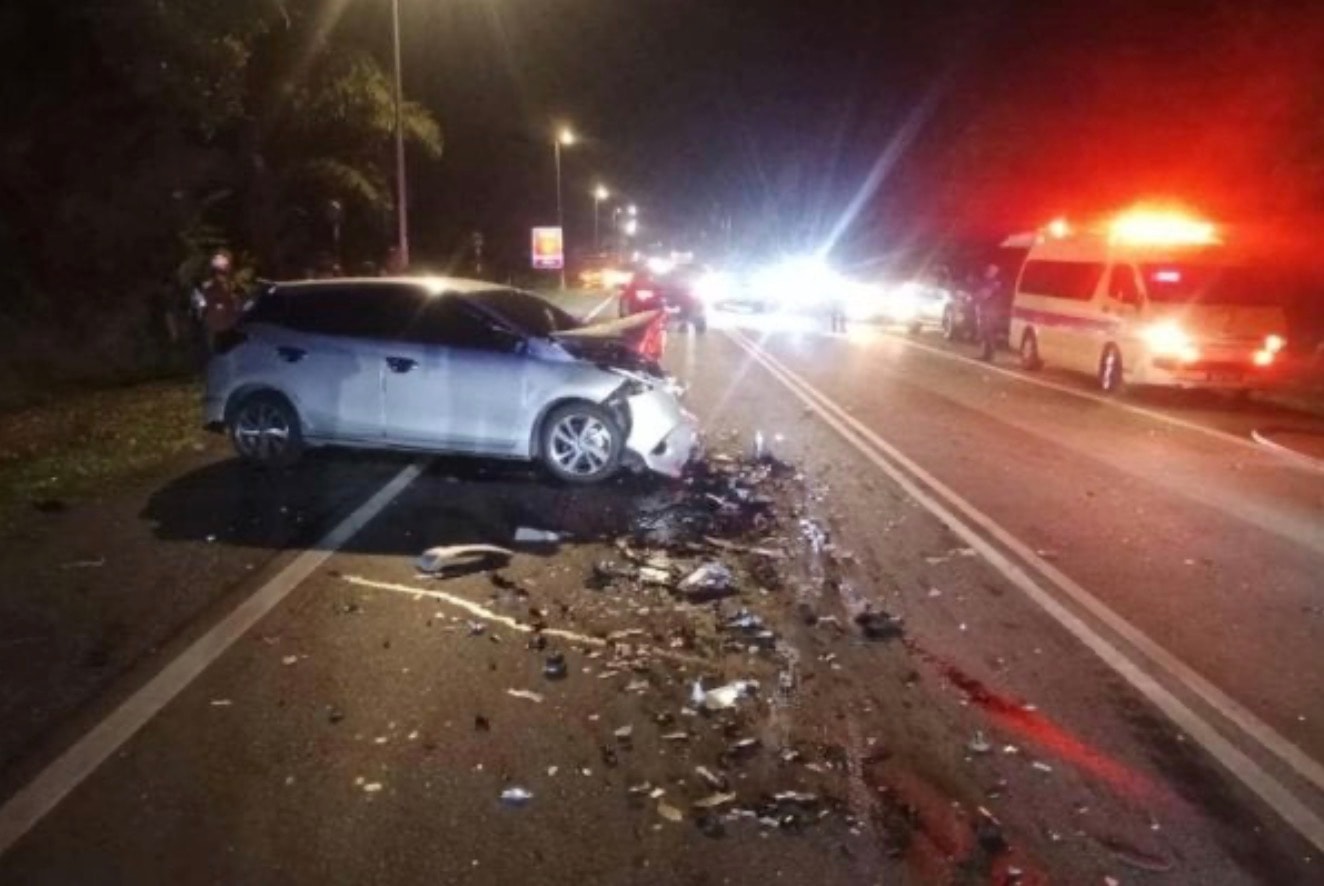 இரு வாகனங்கள் மோதிக் கொண்டன: மாது மரணம்