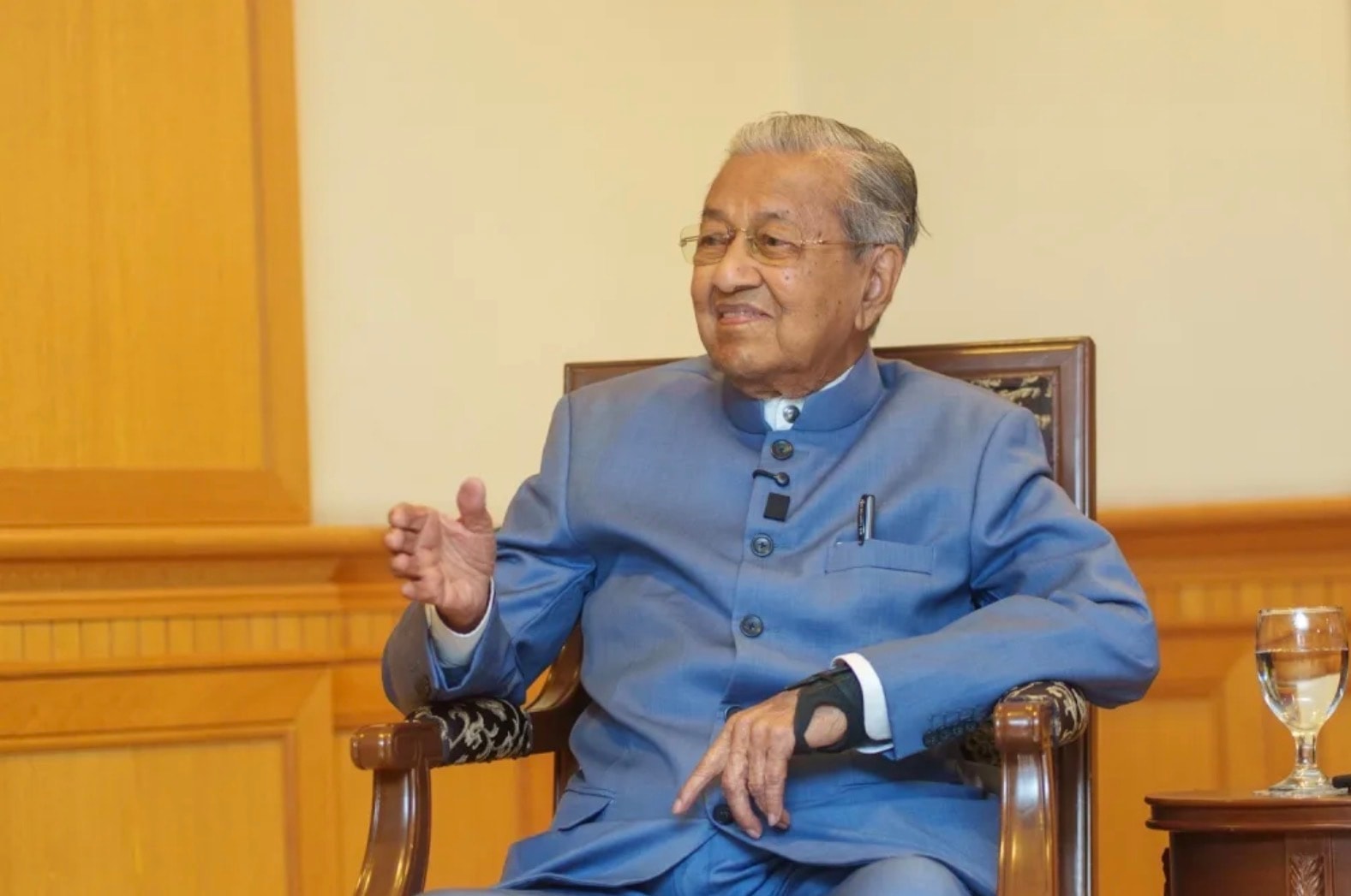 துன் மகாதீருக்கு வலது பக்க இடுப்பு எலும்பு முறிந்தது