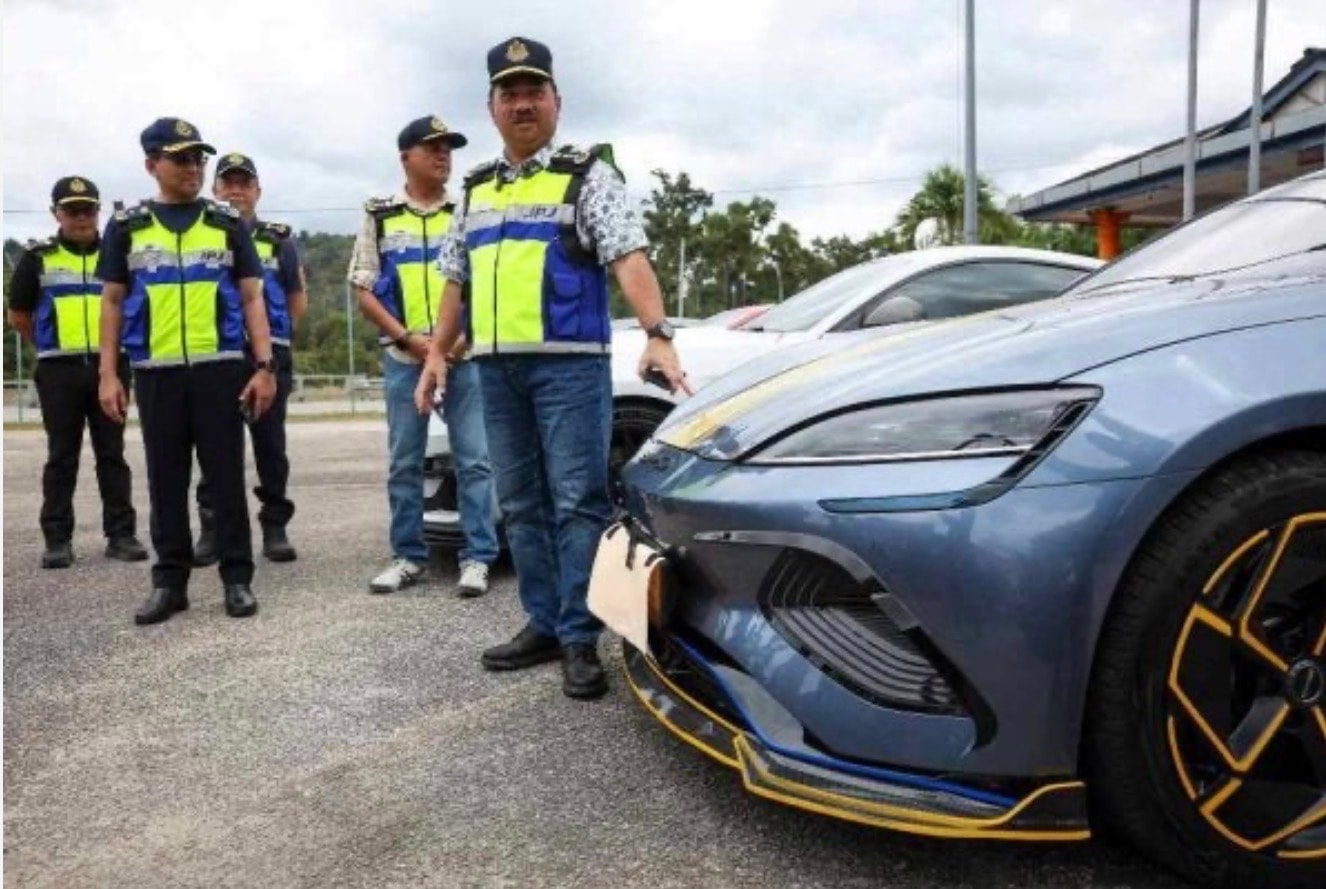 காராக் நெடுஞ்சாலையில் போக்குவரத்துத் துறை சோதனை: 1.5 மில்லியன் ரிங்கிட் மதிப்பிலான சொகுசு கார்கள் பறிமுதல்!