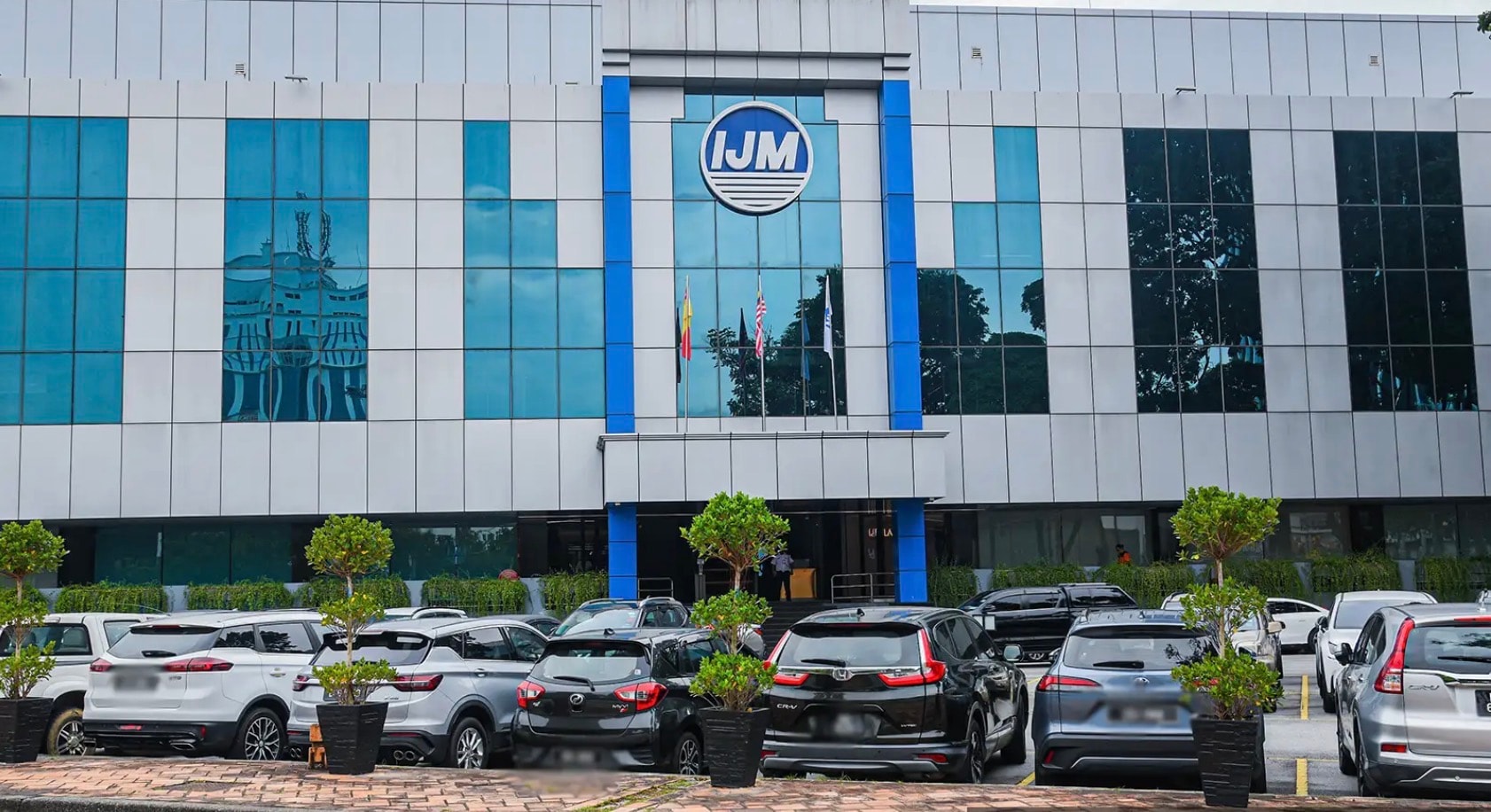 ஐஜேஎம் நிறுவனத்தில் எஸ்பிஆர்எம் அதிகாரிகள் அதிரடிச் சோதனை: 15.8 மில்லியன் ரிங்கிட் பெறுமானமுள்ள 55 வங்கிக் கணக்குகள் முடக்கம்