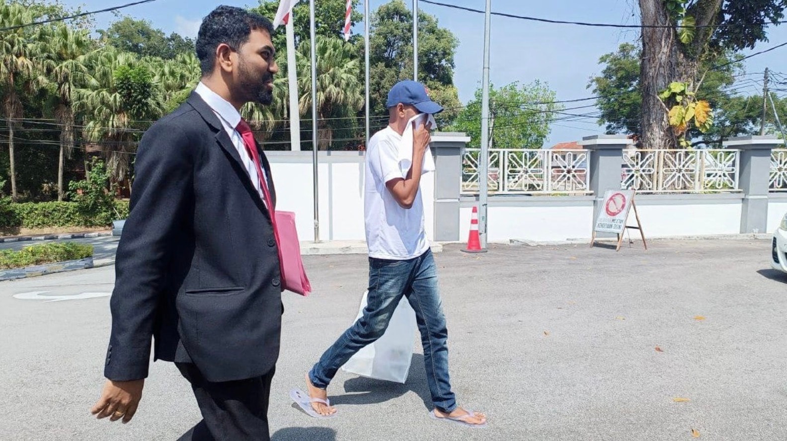 ஆடவருக்கு மரணம் விளைவித்ததாக 3 நபர்கள் நீதிமன்றத்தில் குற்றச்சாட்டு