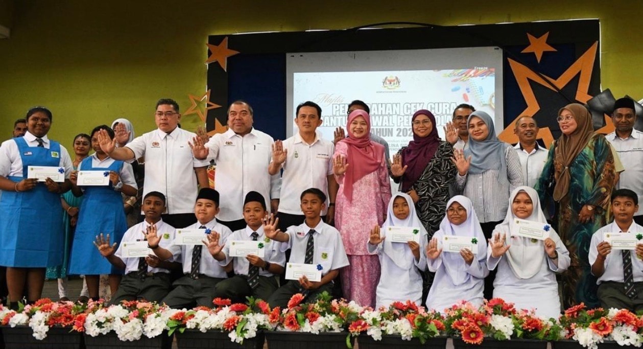 மாணவர்களுக்கான நிதி உதவி எவ்வித கட்டண பிடிப்புமின்றி முழுமையாக ஒப்படைக்கப்பட வேண்டும்