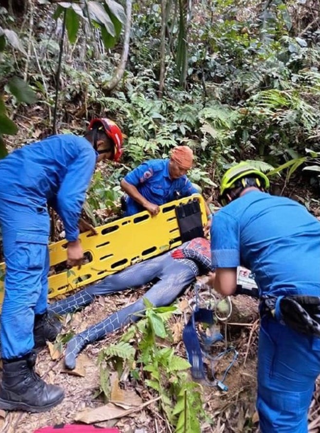 புக்கிட் டிண்டிங்கில் விபரீதம்: 'ஸ்பைடர்மேன்' உடையில் மலையேறிய நபர் 20 மீட்டர் உயரத்திலிருந்து விழுந்து படுகாயம்