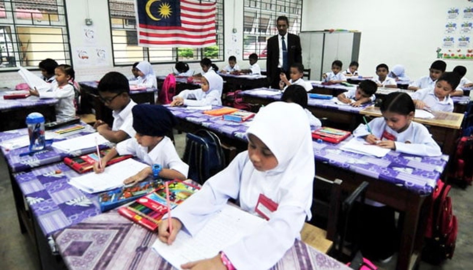 6 வயதில் முதலாம் வகுப்பு -16 வயதில் மேல்நிலைக் கல்வி நிறைவு: கல்வி அமைச்சு தகவல்