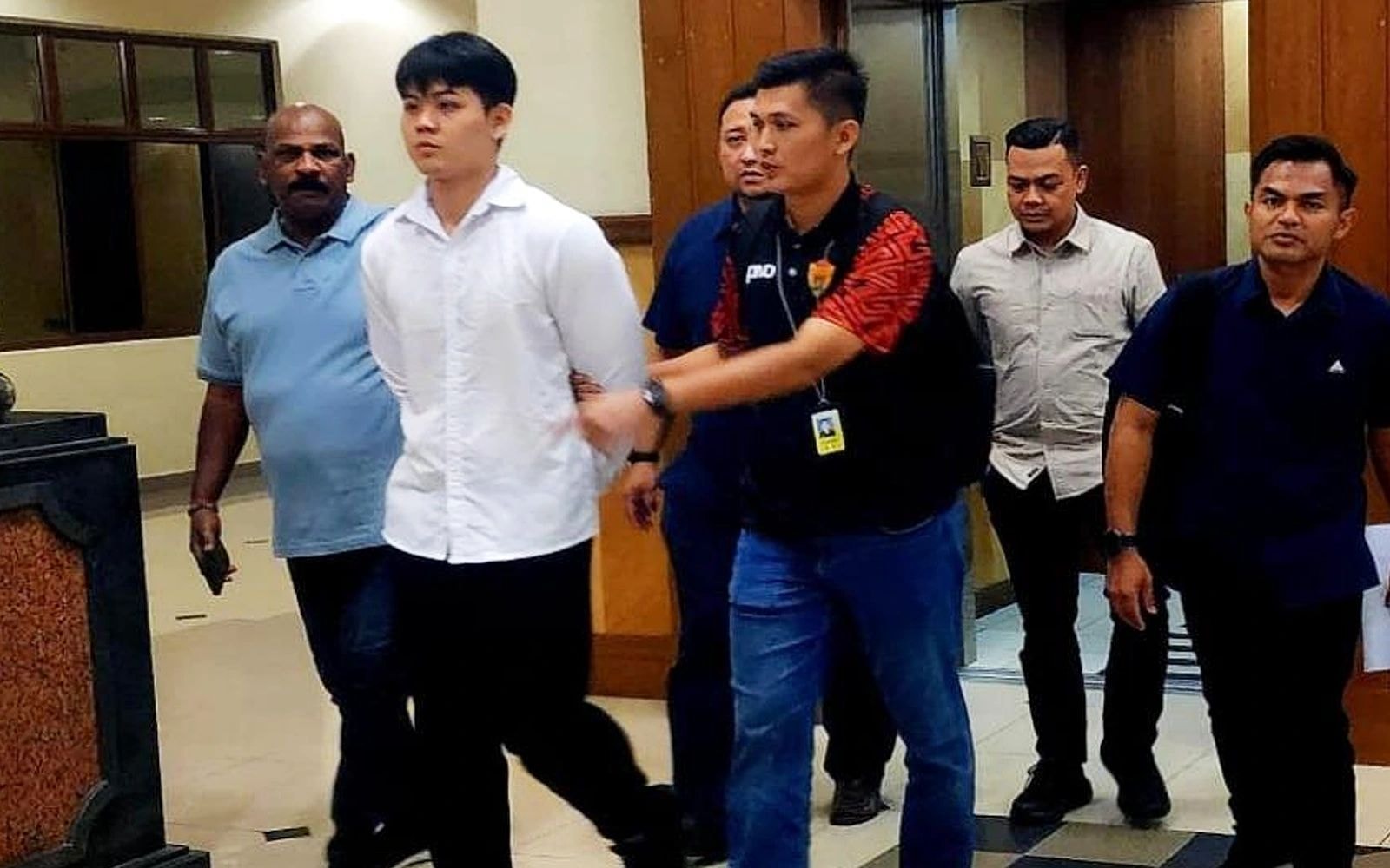 வீடற்றவரை இழிவுபடுத்தும் வீடியோ: சமூக ஊடகப் பிரபலத்திற்கு 40,000 வெள்ளி அபராதம்