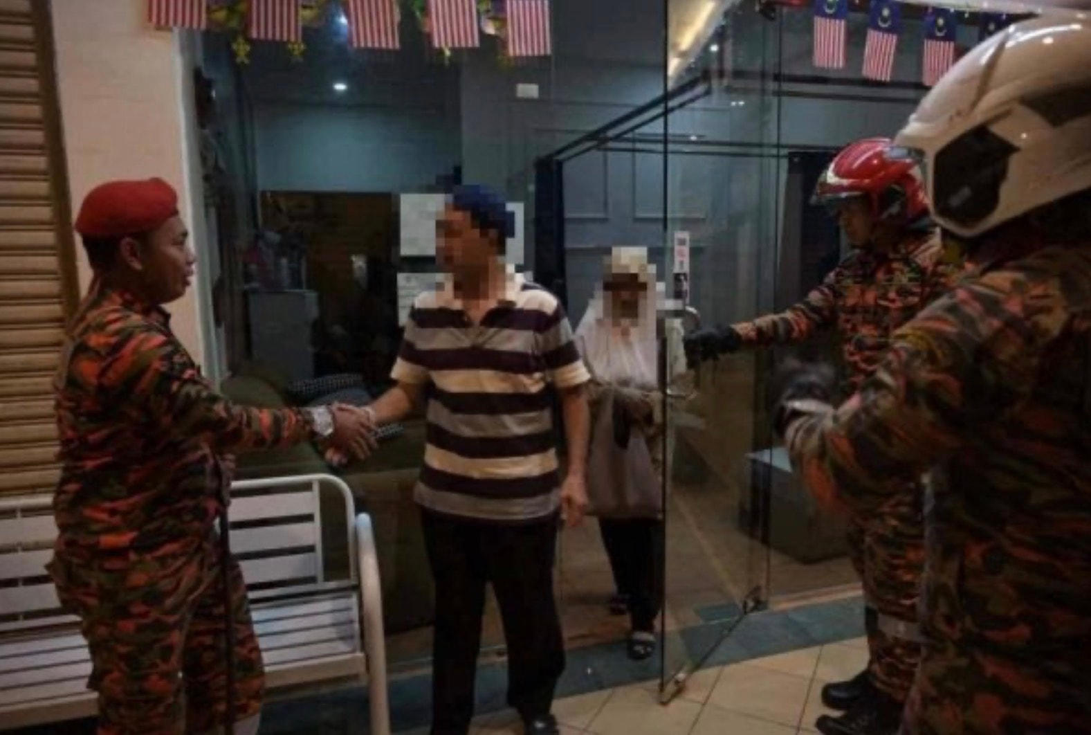 உடல்பிடி நிலையத்தில் சிக்கிய தம்பதியர்: சோதனையைக் கண்டு ஊழியர்கள் ஓட்டம்