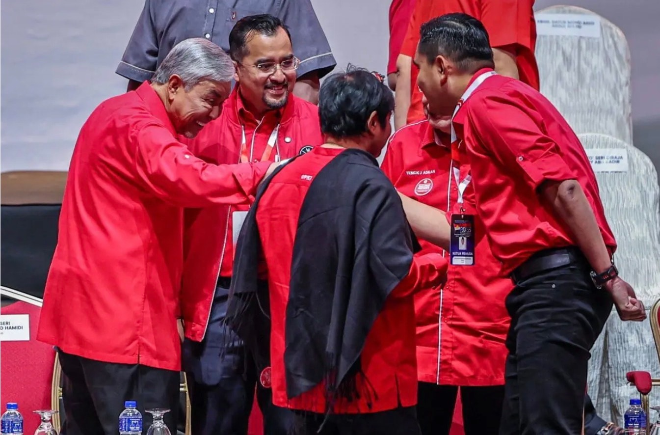 டாக்டர் அக்மால் முடிவை மறுபரிசீலனை செய்ய வேண்டும்