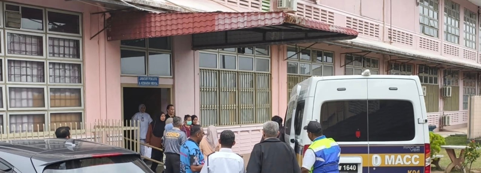 டத்தோ ஸ்ரீ விருது பெற்றுத் தருவதாக லஞ்சம்: முன்னாள் பெண் செய்தியாளர் நீதிமன்றத்தில் மறுப்பு