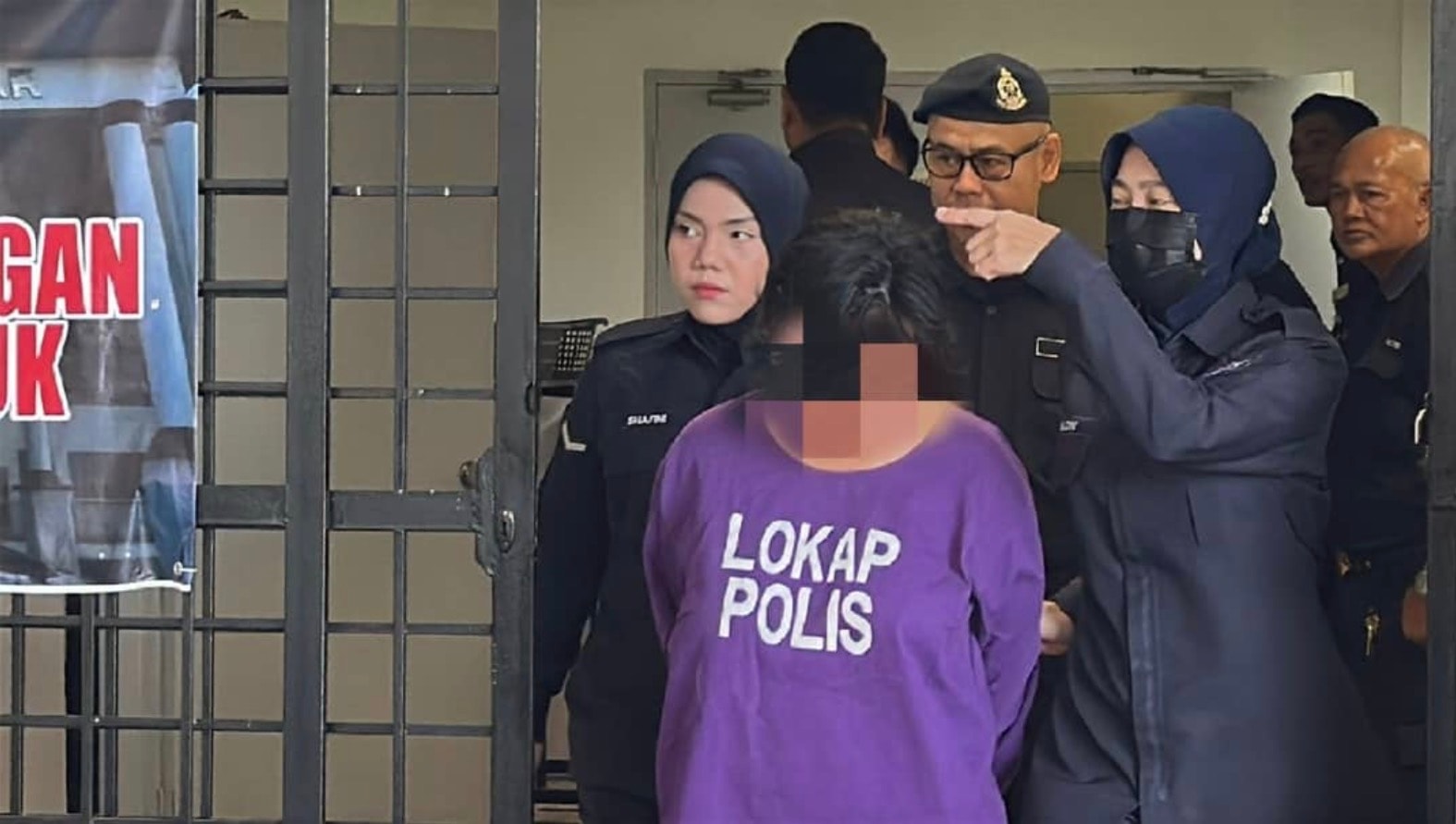 காவற்படையை அவமதித்து, எச்சில் துப்பிய பெண்: தடுப்புக் காவல் நீட்டிப்பு – அதிரடி விசாரணை!