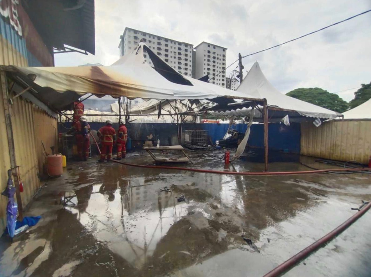 ஷா ஆலம்: தளவாடத் தொழிற்சாலையும் கார் பட்டறையும் தீயில் கருகி நாசம்!