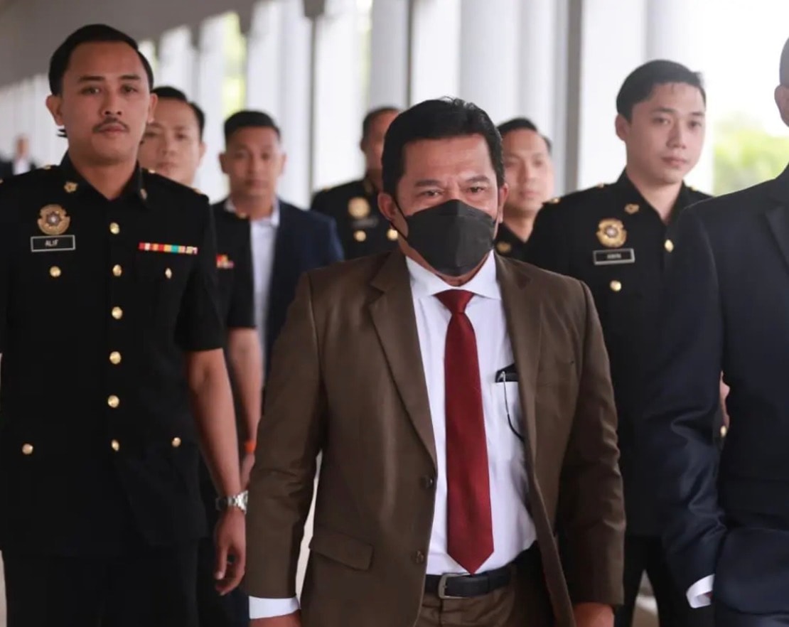 மலேசிய பாதுகாப்பு புலனாய்வு அமைப்பின் முன்னாள் தலைவருக்கு எதிராக மூன்று லஞ்ச ஊழல் குற்றச்சாட்டுகள் சுமத்தப்பட்டன: குற்றத்தை மறுத்து விசாரணை கோரினார்