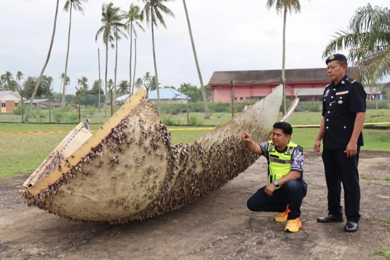 பெக்கான் கடற்கரையில் வானில் இருந்து விழுந்த மர்மப் பொருள்