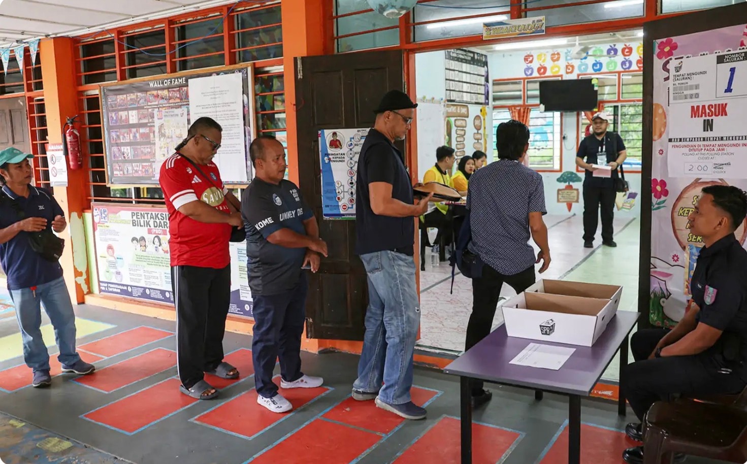 சபா இடைத்தேர்தலில் 36 வாக்குச் சாவடிகளில் வாக்களிப்புகள் தொடங்கின: 48,722 பதிவுச் செய்யப்பட்ட வாக்காளர்கள் வாக்களிக்கின்றனர்