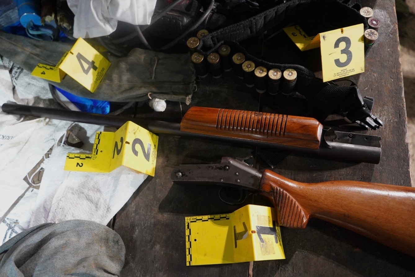 சட்டவிரோதமாகத் துப்பாக்கி வைத்திருந்த ஒரு பெண் உட்பட மூவர் கைது