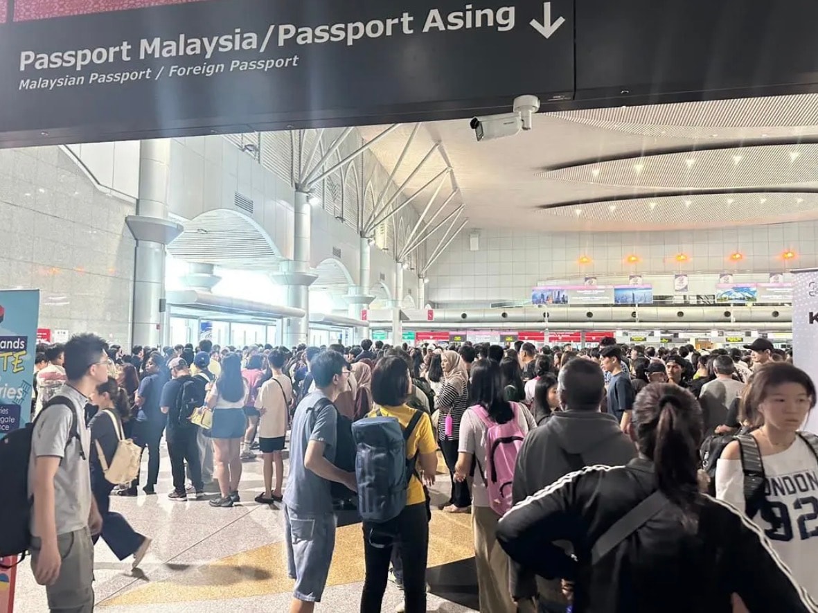 சிங்கப்பூர் சோதனைச் சாவடிகளில் தொழில்நுட்பக் கோளாறு: ஜோகூர் பாரு 'ஆட்டோகேட்' செயலிழந்ததால் ஆயிரக்கணக்கான பயணிகள் கடும் பரிதவிப்பு