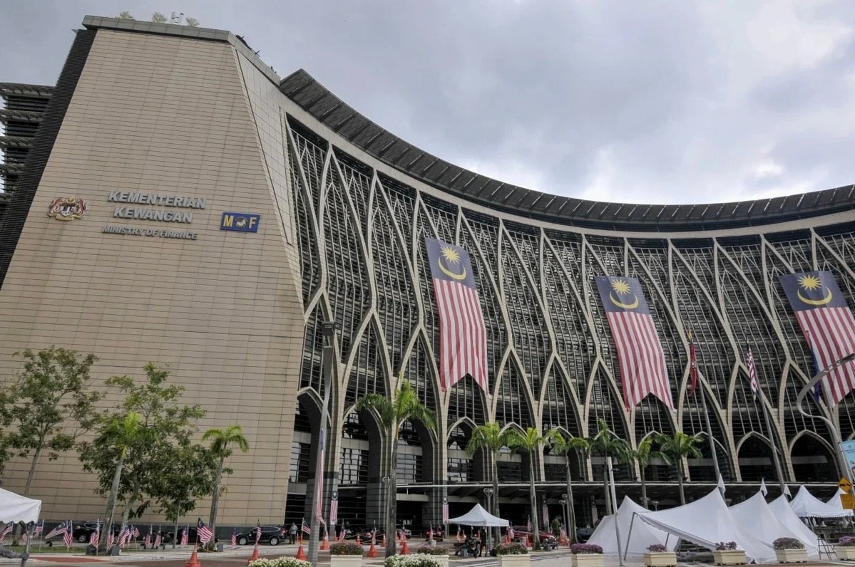 அரசு உதவி பெற்றவருக்கு ஆறு வீடுகள்: வீடியோவால் சிக்கினார் - எஸ்டிஆர், சாரா நிதி உதவிகள் அதிரடியாக  ரத்து