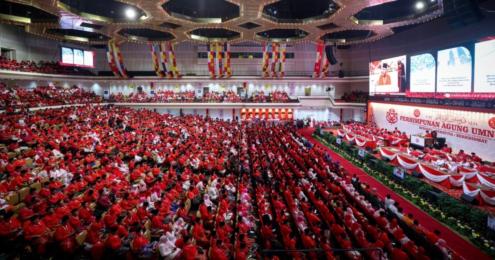 “ பெர்சத்துவுடன் கைகோர்க்குமா அம்னோ? ஸாஹிட் ஹமிடியின் அதிரடி சமிக்ஞையும்..... பரபரக்கும் அரசியலும்!" நாளை தொடங்குகிறது அம்னோ மாநாடு