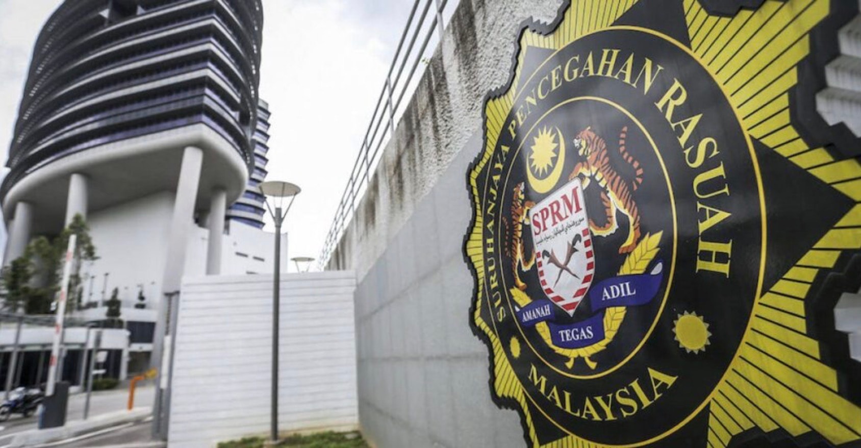 இராணுவ தளவாடங்கள் குத்தகை ஊழல்: 6.9 மில்லியன் ரிங்கிட் ரொக்கம், தங்கம் பறிமுதல்