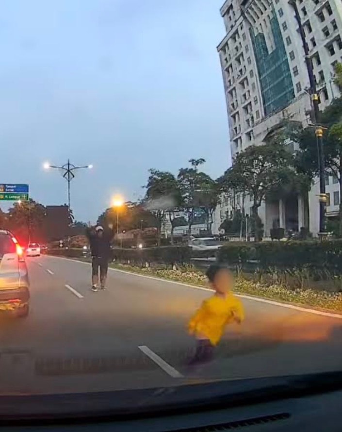 பரபரப்பான சாலையை ஆபத்தான முறையில் கடந்த சிறுவன்: பொதுமக்கள் உதவி கோரும் ஜோகூர் போலீஸ் துறை