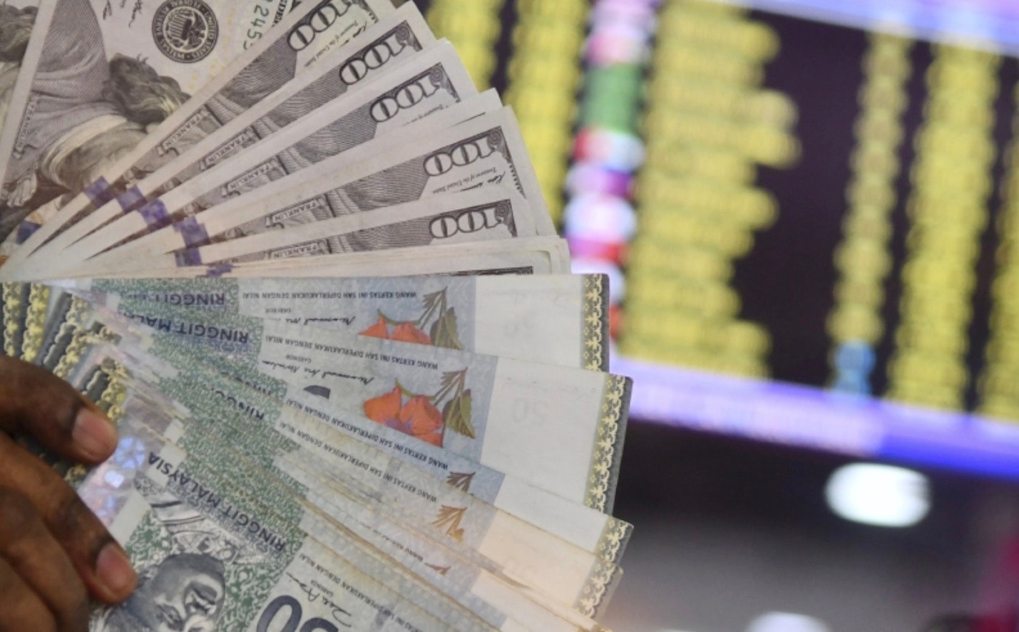 2018-க்குப் பிறகு முதன் முறையாக 3.96 நிலையை எட்டியது மலேசிய ரிங்கிட்