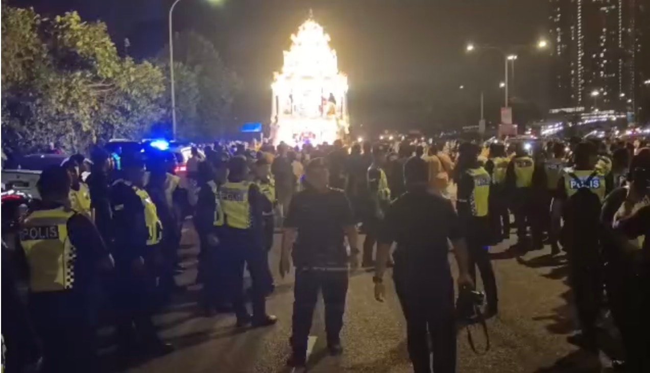 பக்திப் பயணத்தில் எல்லைக் கடக்கும் வேலவன்: கோலாலம்பூர் - சிலாங்கூர் போலீசாருக்கு இடையே அதிகாரப்பூர்வ பாதுகாப்பு மாற்றம்