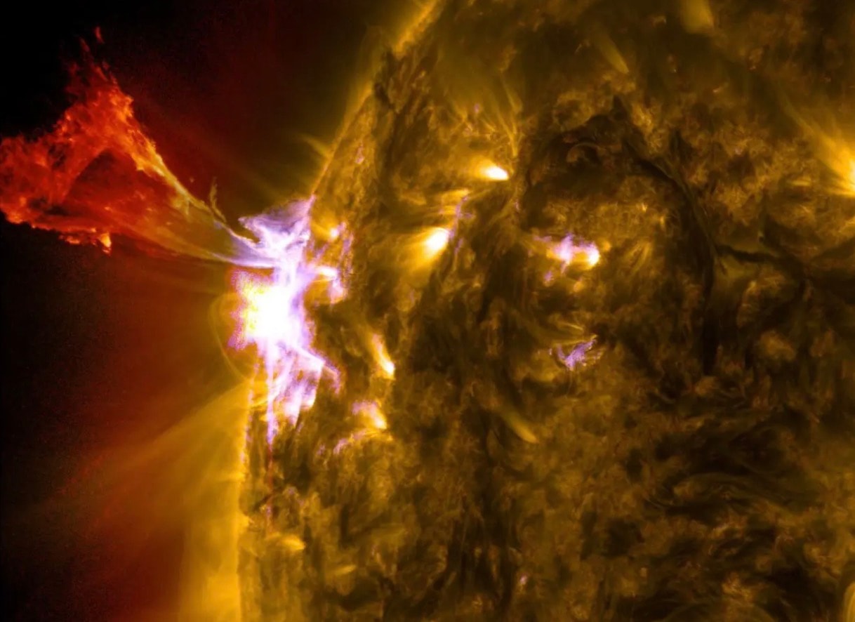 20 ஆண்டுகளில் இல்லாத மகா சூரியப் புயல்: இன்று பூமியைத் தாக்குகிறது