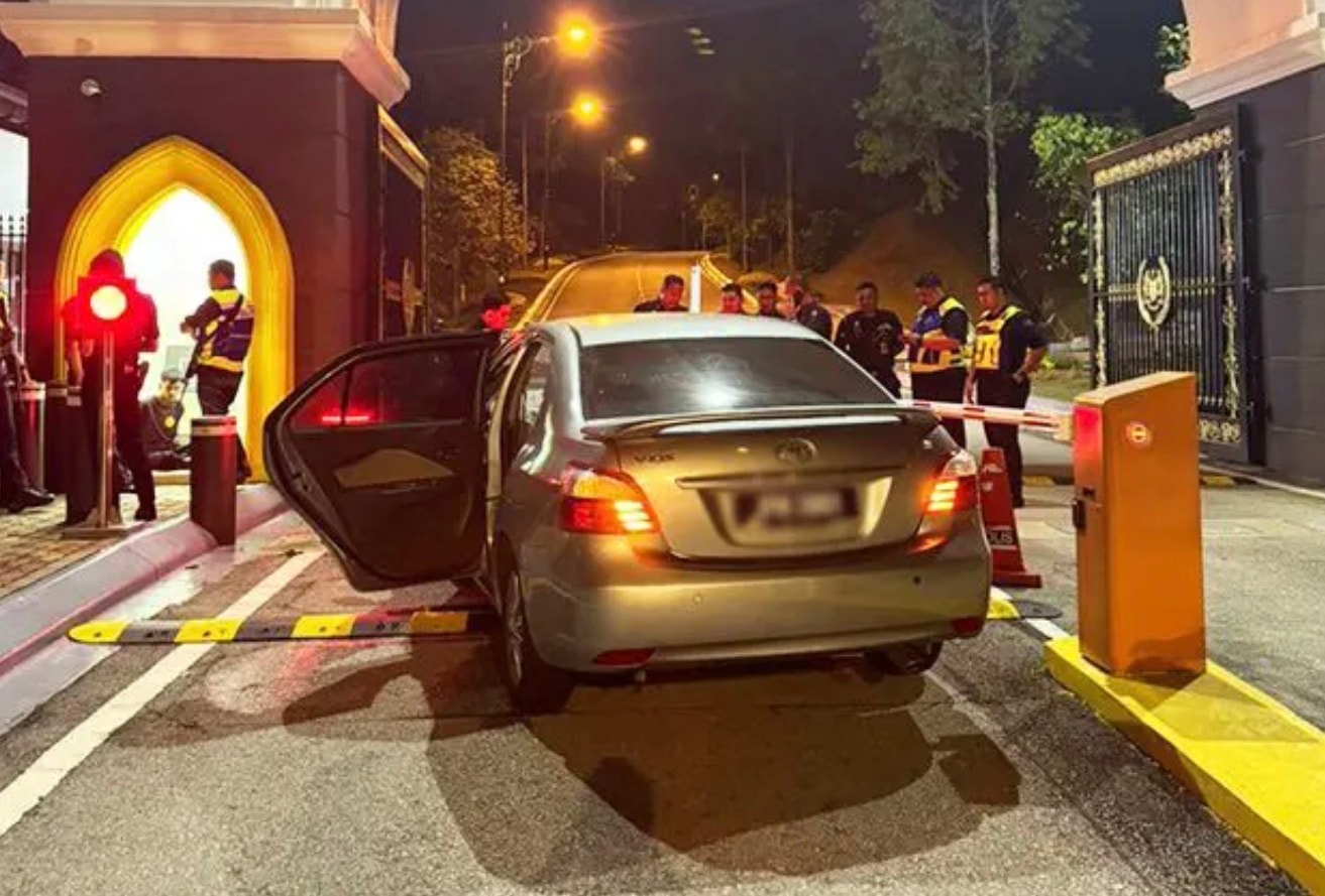 இஸ்தானா நெகாரா பாதுகாப்புத் தடுப்பில் கார் மோதிய சம்பவம்: 21 வயது இளைஞர் கைது