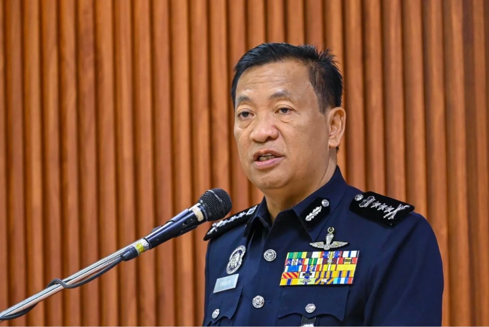 போதைப் பொருள் வேட்டையில் சிக்கிய 7 காவற்படை அதிகாரிகள்!