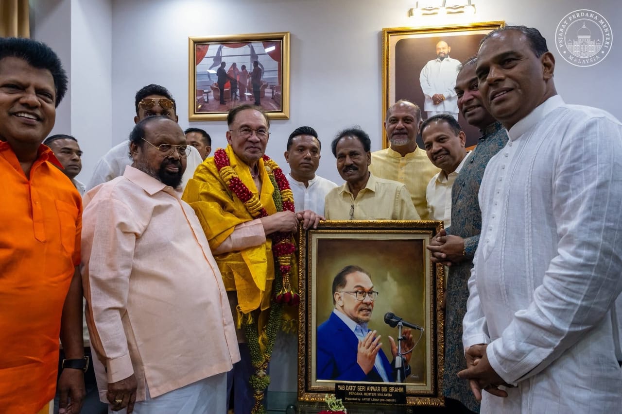 பத்துமலைக்கு பிரதமர் வருகை: டத்தோ ஶ்ரீ அன்வாருக்கு திருவுருவ ஓவியம் நினைவுப் பரிசாக வழங்கப்பட்டது