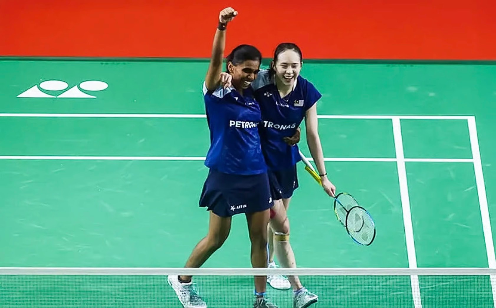 இந்தோனேசிய மாஸ்டர்ஸ் தொடரில் மலேசியாவிற்கு இரட்டை மகுடம்: 15 ஆண்டு கால காத்திருப்பை முடிவுக்குக் கொண்டு வந்த பெர்லி-தீனா; சென் டாங் ஜி - தோ ஈ வெய் இணை