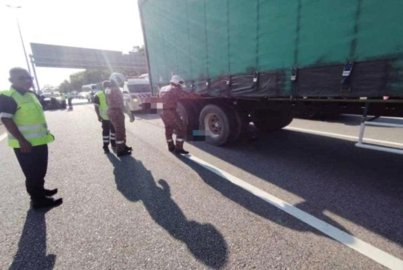 மோட்டார் சைக்கிள் கட்டுப்பாட்டை இழந்ததால் விபத்து: டிரெய்லர் லாரியில் சிக்கி நபர் உயிரிழப்பு