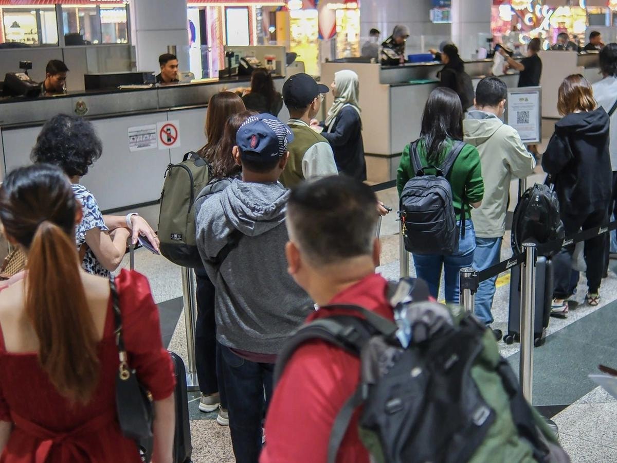 சமூக வருகை அனுமதிச் சீட்டைத் தவறாகப் பயன்படுத்திய 55,000 வெளிநாட்டினர் மீது நடவடிக்கை