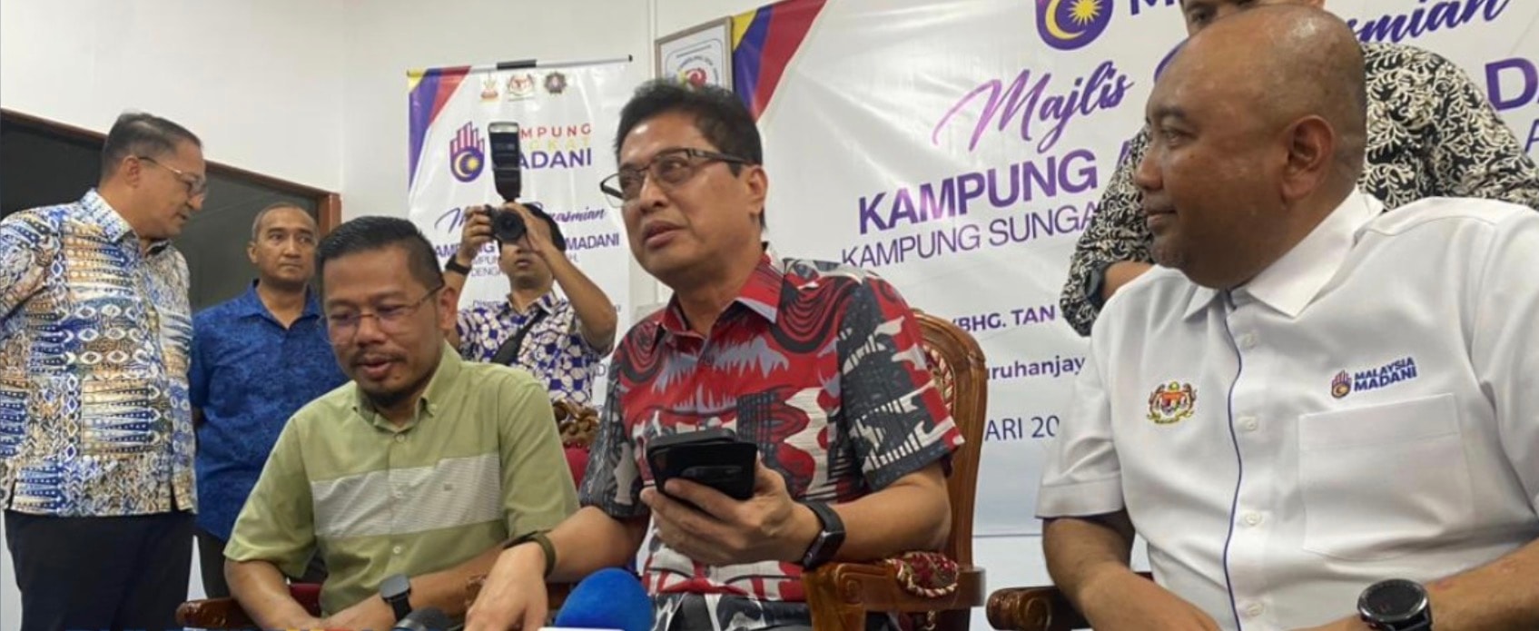 அவதூறு வழக்கு விசாரணை: காவற்படையிடம் ஆவணங்களைச் சமர்ப்பிக்கிறார் அஸாம் பாக்கி