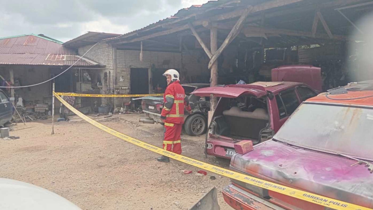 கார் பட்டறையில் குண்டு வெடிப்பு எனச் சந்தேகம்: ஒருவர் படுகாயம்