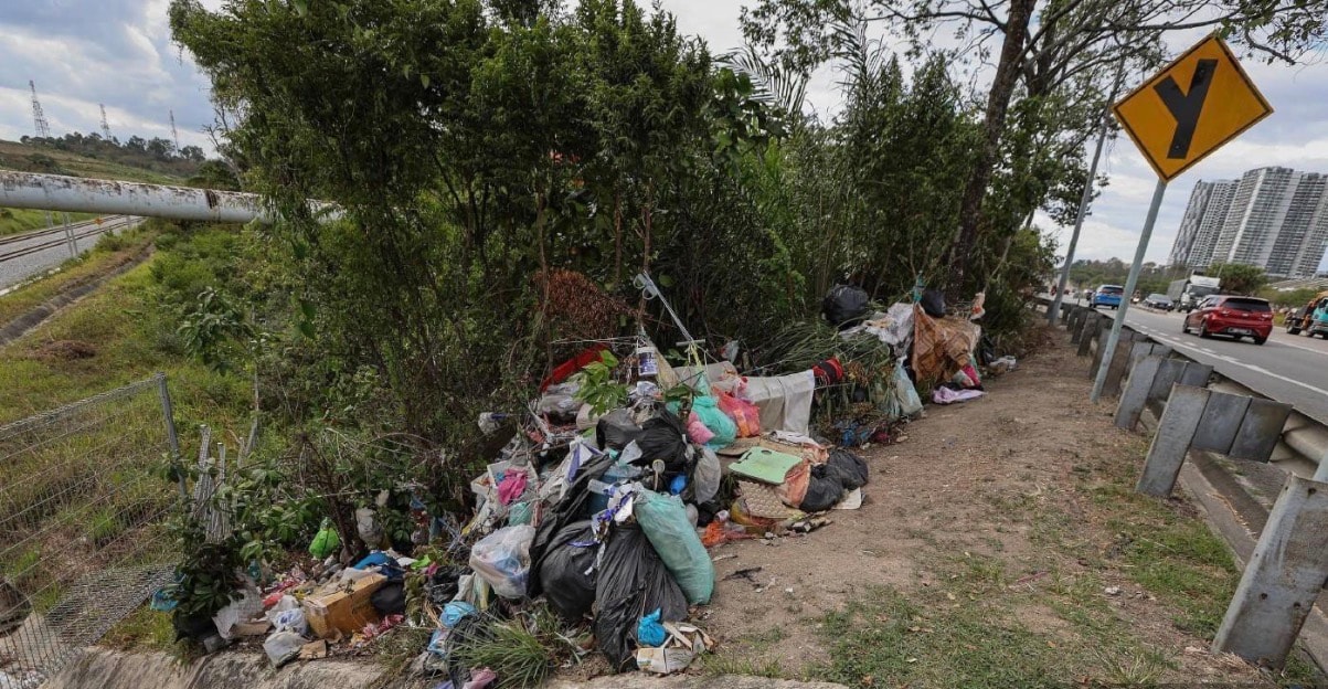 ஜோகூர் பாரு: குப்பை மேட்டிற்குள் தங்கியிருக்கும் மூதாட்டி - அதிர்ச்சியில் அப்பகுதி மக்கள்