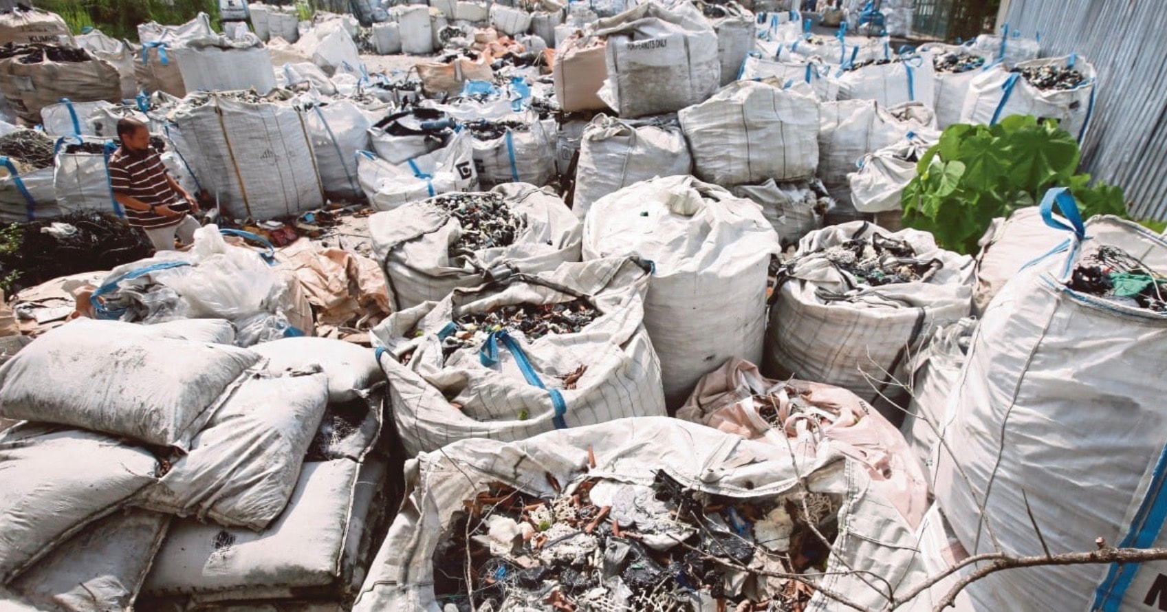 அனுமதியின்றி இயங்கிய மின்னணு கழிவு ஆலை கண்டுபிடிப்பு: 3.37 மில்லியன் ரிங்கிட் பொருட்கள் பறிமுதல்