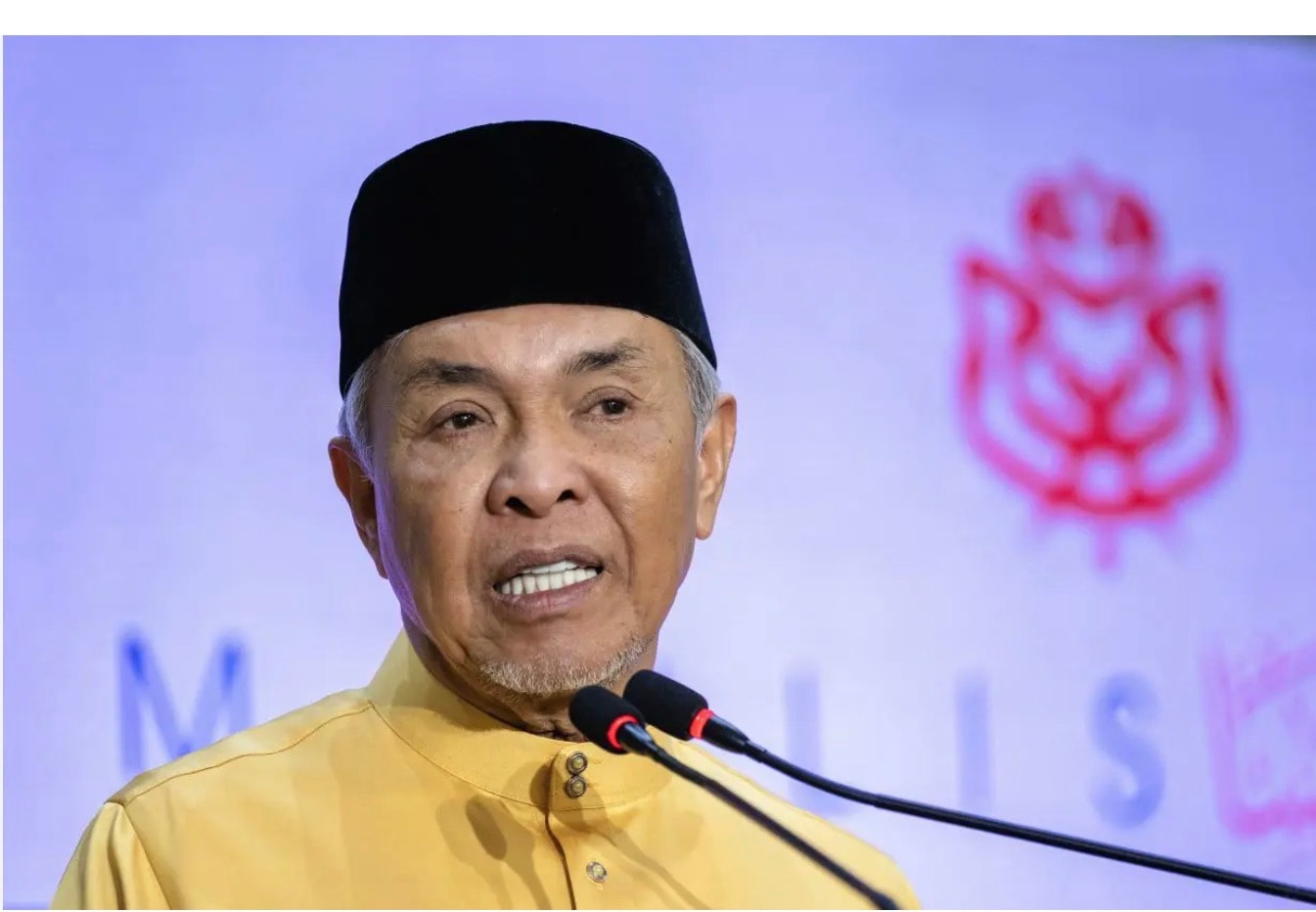 ரவூப் தீ விபத்து: 5 குடும்ப உறுப்பினர்களை இழந்த அக்கா, தம்பிக்கு ஸாஹிட் ஆறுதல்