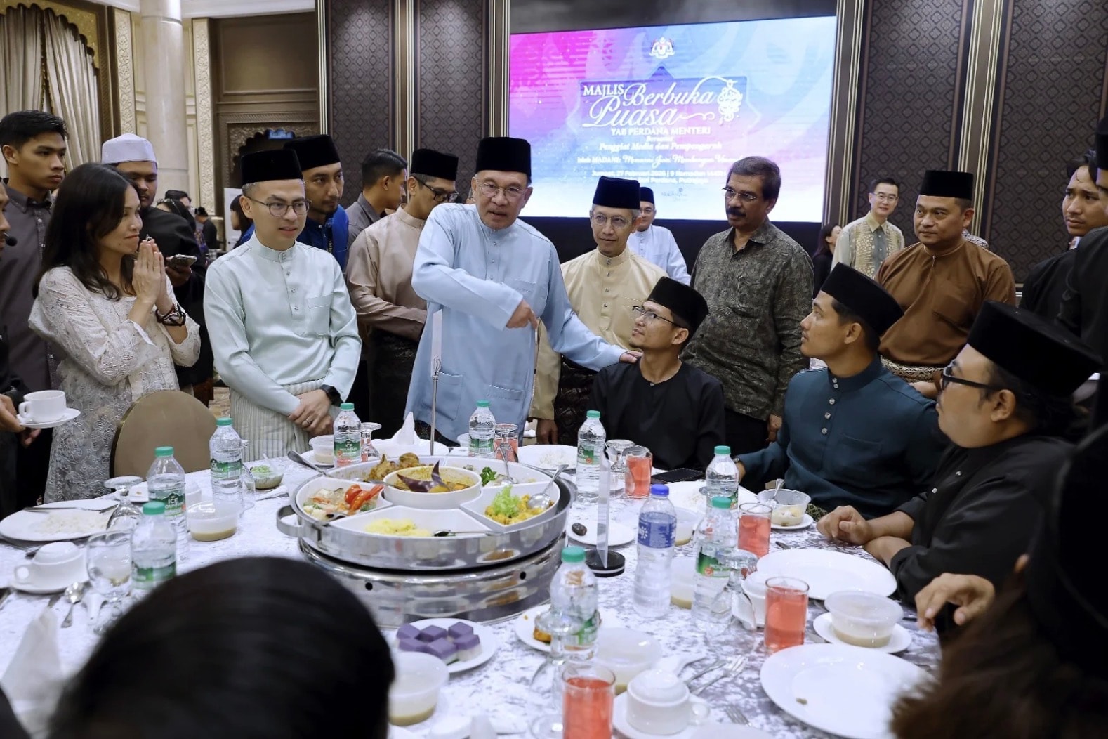 குண்டாங் ஏரி விபத்தில் 3 உயிர்களைக் காத்த 7 இளைஞர்களுடன் பிரதமர் நேரில் சந்திப்பு: வீர செயல்களைப் பாராட்டி வெகுமதிகளை வழங்கினார்