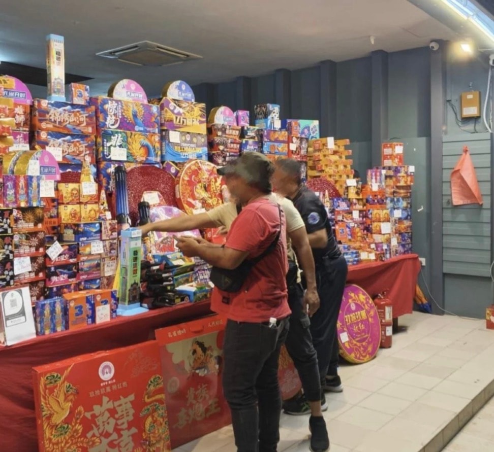 சரவாக்கில் 3 மில்லியன் ரிங்கிட் மதிப்பிலான பட்டாசுகள் பறிமுதல்: 8 பேர் கைது