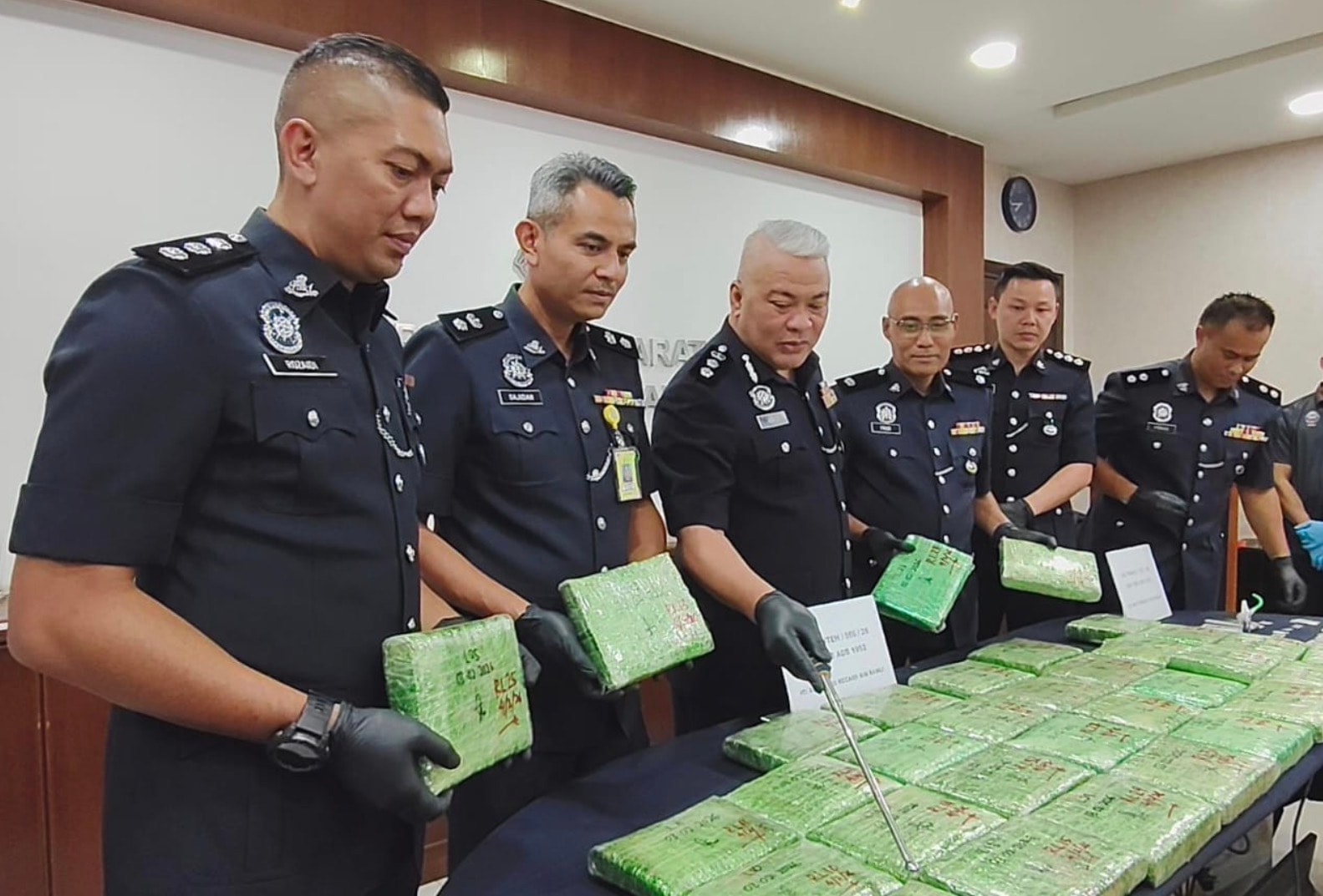 பழைய லாரியை 'போதைப் பொருள் கிடங்காக' மாற்றிய கும்பல்: ஈப்போவில் 32 கிலோ கஞ்சா பறிமுதல்