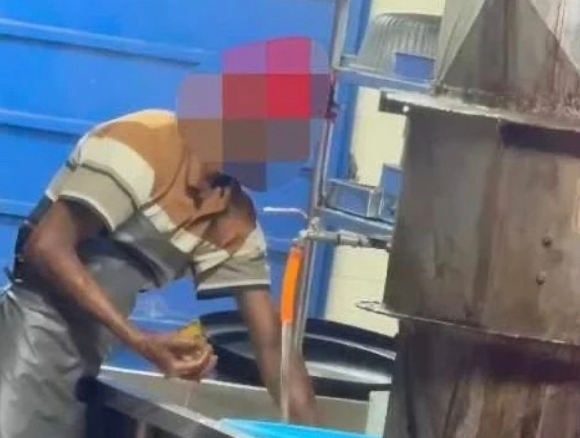 மீதமுள்ள உணவுகளைக் கழுவி மீண்டும் பயன்படுத்திய குற்றச்சாட்டு: சர்ச்சைக்குள்ளான உணவகத்தை இரண்டு வாரங்களுக்கு மூட சுகாதாரத்துறை உத்தரவு