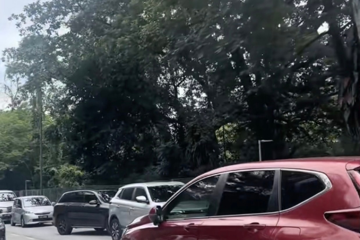 பெட்டாலிங் ஜெயாவில் போக்குவரத்திற்கு எதிர்த் திசையில் காரைச் செலுத்தி பரபரப்பை ஏற்படுத்திய நபர் கைது