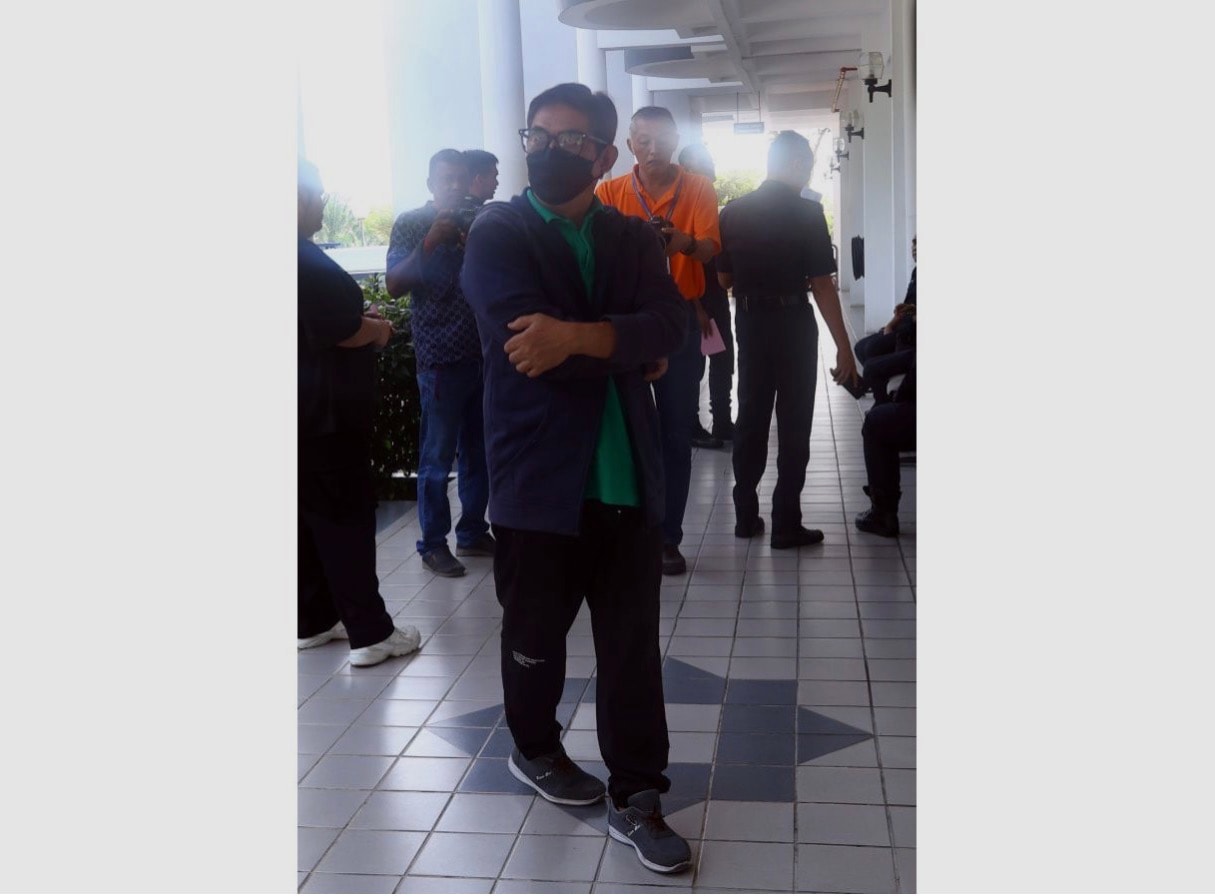 பட்டாசு வீசி தெரு நாயைக் கொன்ற உணவக உரிமையாளருக்கு 2 ஆயிரம் ரிங்கிட் அபராதம்