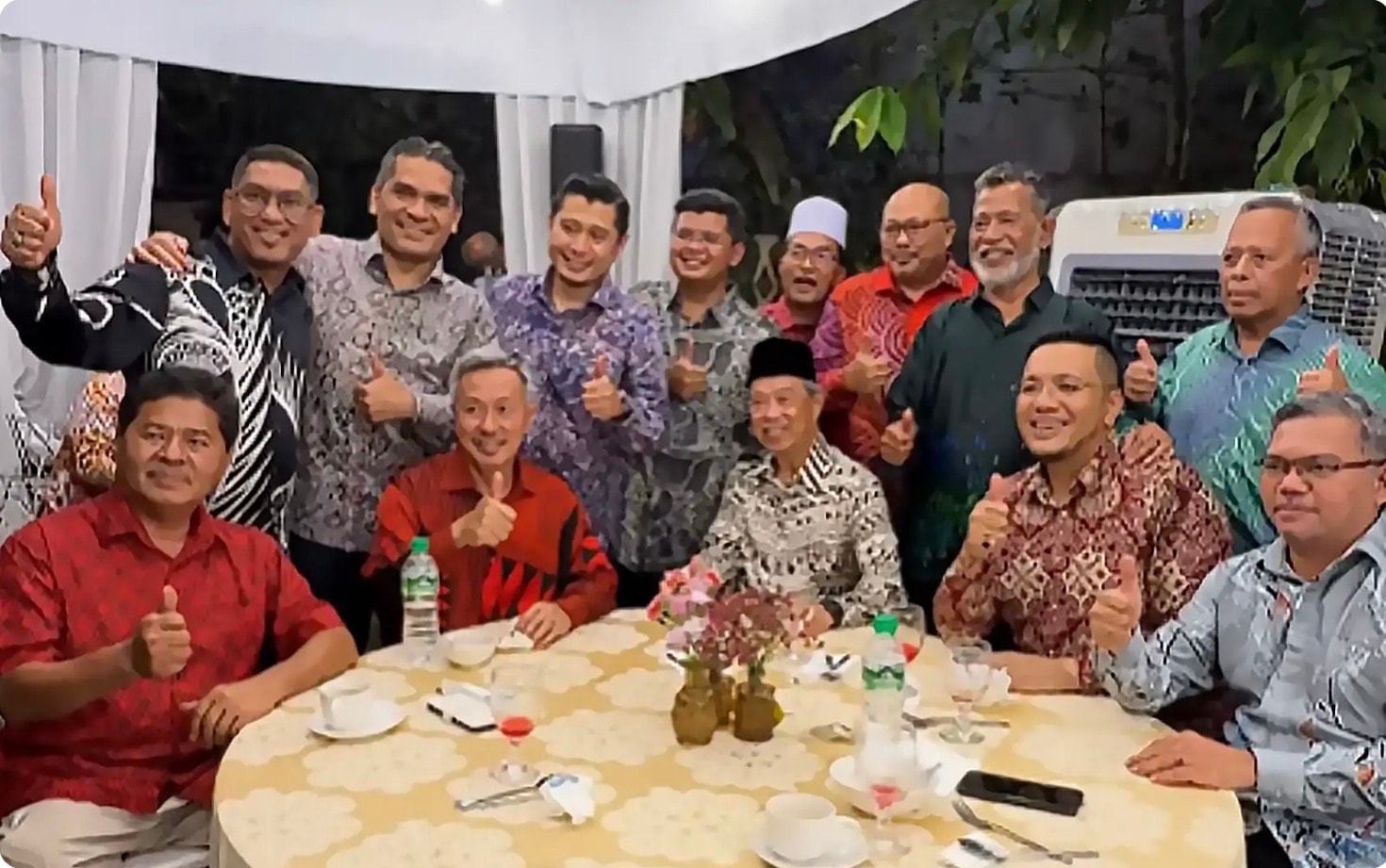 முகைதீன் இல்லத்தில் நடைபெற்ற பெர்சாத்து சிறப்புக் கூட்டம்: அஸ்மின் அலி உள்ளிட்ட முக்கியத் தலைவர்கள் பங்கேற்பு